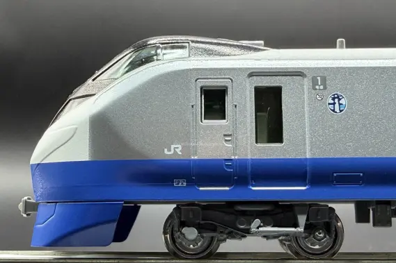 E657系＜E653系リバイバルカラー(ブルーオーシャン)＞のK1編成が入線