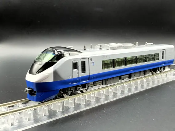 E657系＜E653系リバイバルカラー(ブルーオーシャン)＞のK1編成が入線