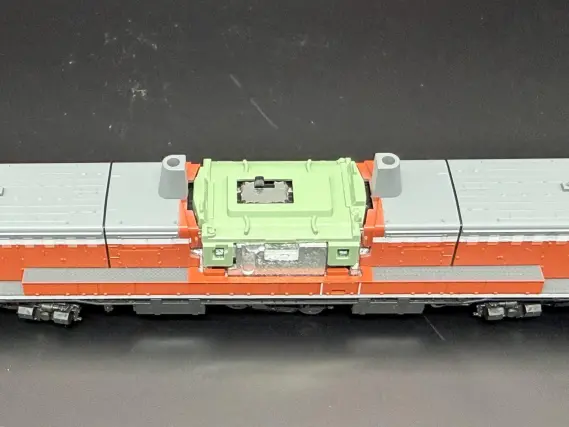 DD51 1000番代(JR西日本仕様·クーラー搭載車)が入線しました。 TOMIX