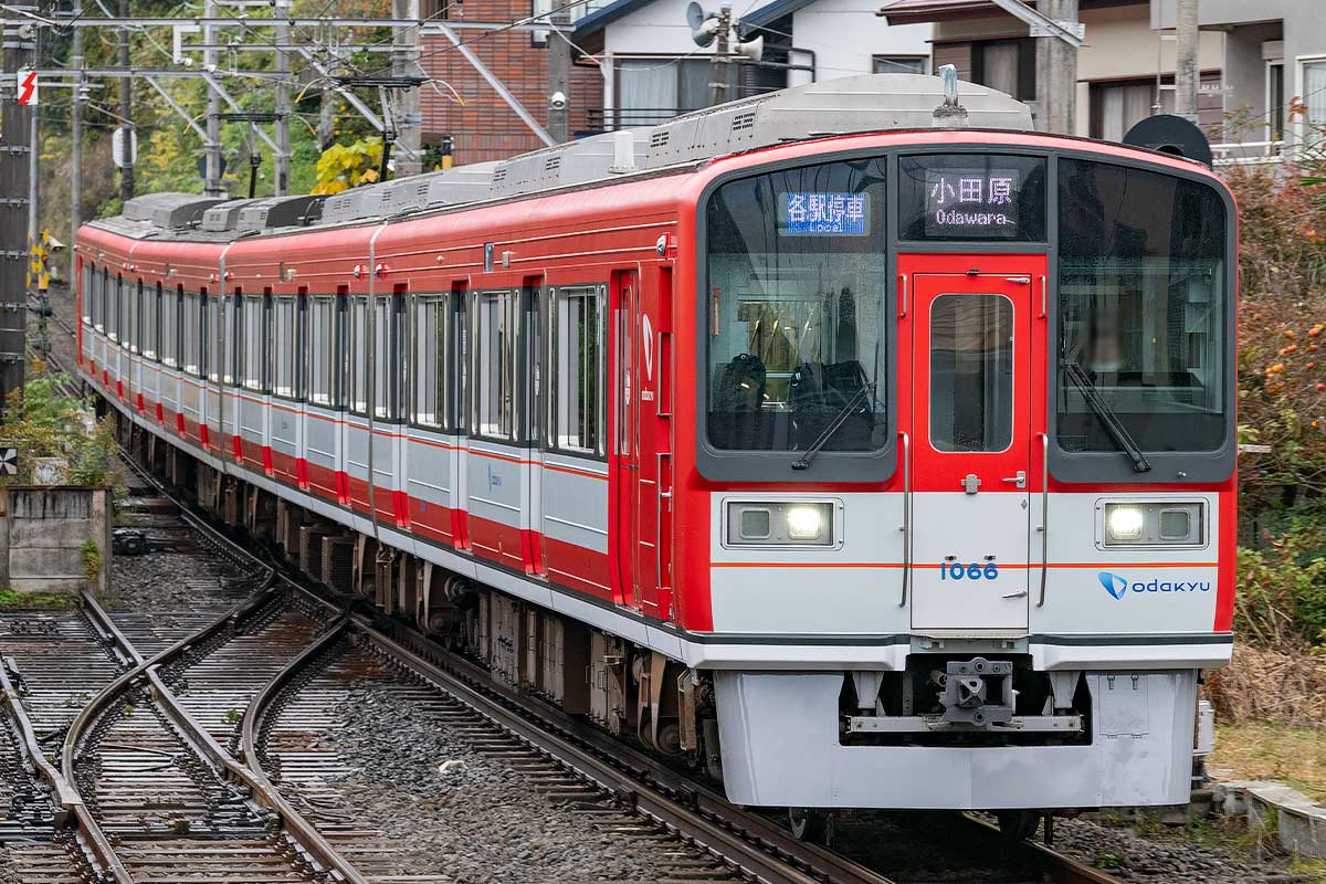 小田急1000形（更新車・赤）4両編成セット（動力付き） 2027年1月発売
